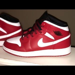 Jordan 1 Mid Chicago (GS) - Size 7Y
